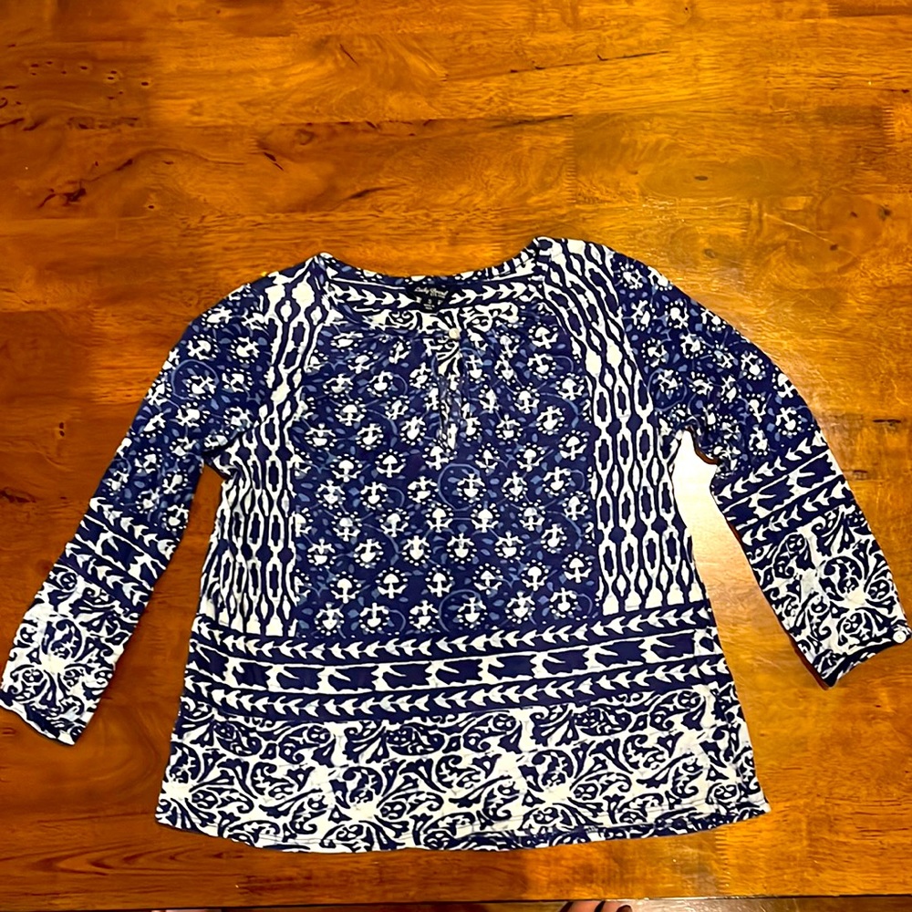 Lucky Brand 3/4 sleeve top women’s size small. Navy blue pattern. Key hole neck